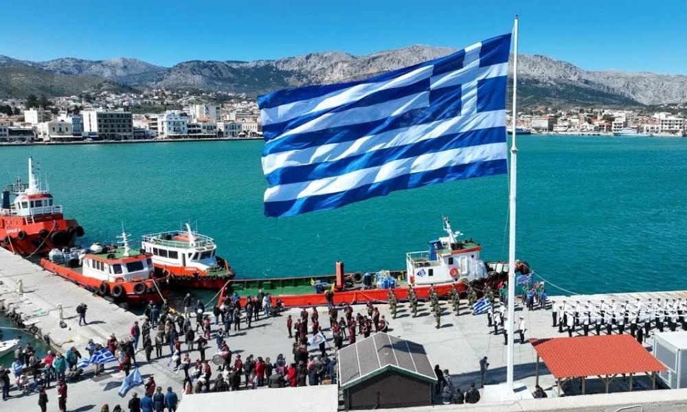 Η μεγαλύτερη ελληνική σημαία για την επέτειο της 25ης Μαρτίου υψώθηκε περήφανα στη Χίο (Βίντεο)